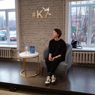 19 ноября в Центральной городской библиотеке прошла встреча с Анной Матвеевой – екатеринбургской писательницей, журналисткой и редактором
