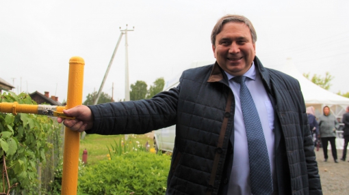 Министр энергетики и жилищно-коммунального хозяйства Николай Смирнов пускает газ в Ключевске в 2022 году