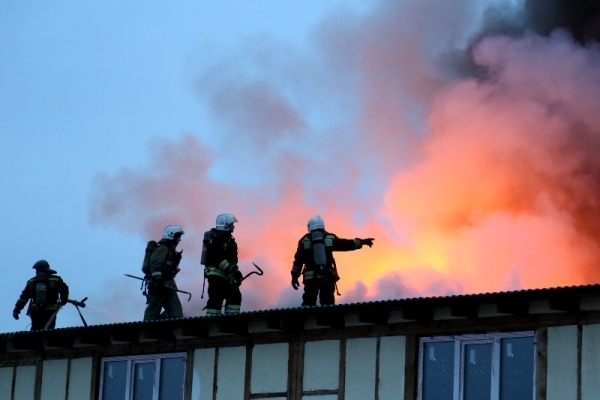 Пожарные на крыше загоревшегося здания