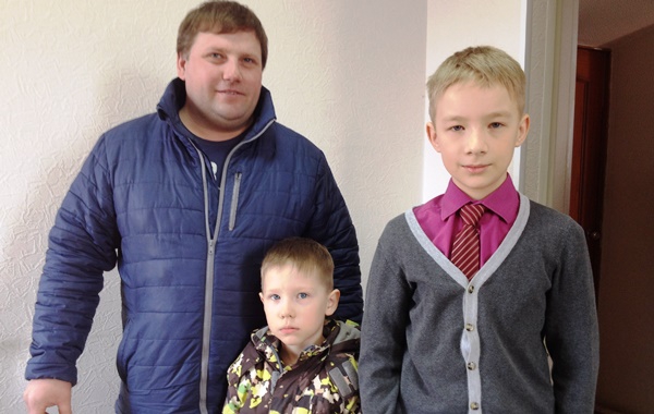 Пятиклассник Влад Копысов пришел за наградой в мэрию вместе с отцом и младшим братом