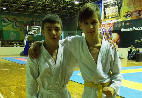 После боев: обладатели третьих мест в своих весовых категориях: Александр Алтынбаев и Никита Лошаков