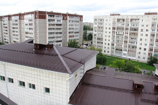 Новая крыша спортшколы «Олимп» оборудована снегозадержателями и ограждением, вид на ул. Брусницына
