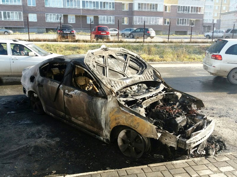 Автомобиль в результате поджога полностью выгорел