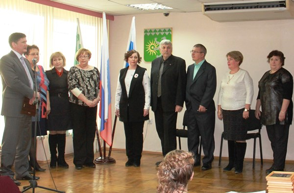 Глава администрации Березовского Евгений Писцов (крайний слева) поздравляет членов комиссии ПДН с юбилеем