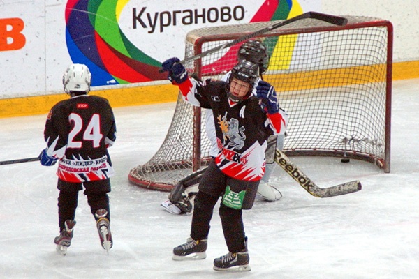 Хоккеисты «BROZEX» забили очередной гол сборной Двуреченска