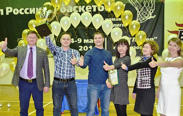 Поздравить победителей и призеров спартакиады на церемонии награждения пришел глава города Евгений Писцов