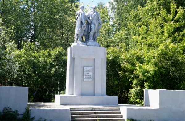 Памятник в Монетном приведен в порядок жителями поселка