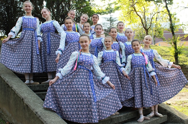Участницы «Юности» сфотографировались в костюмах для хоровода «Клубочек» на фоне пейзажей оздоровительного комплекса «Дагомыс»