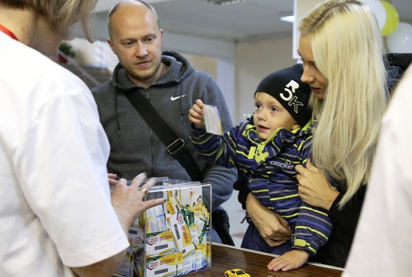 Яна и Дмитрий Ширчковы разрешили достать билетик из куба двухлетнему сыну Семёну