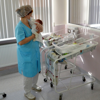 Управление ЗАГС видит «устойчивую тенденцию» по снижению рождаемости