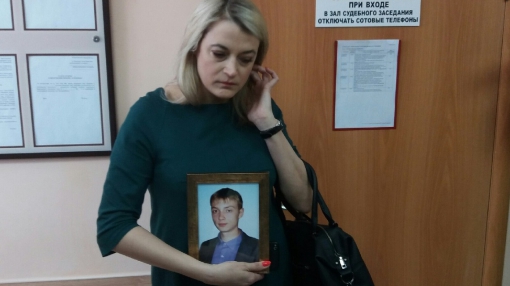 Елена Рудакова на каждое заседание приходит с портретом сына