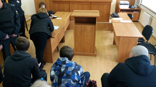 Осужденные подростки в зале суда