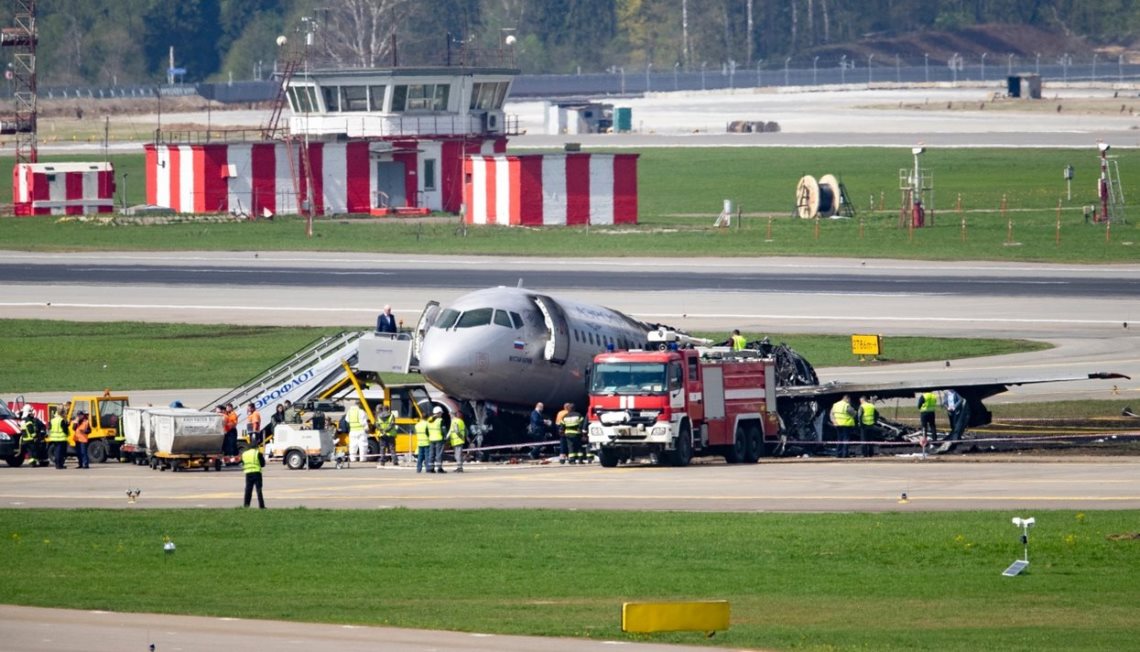 Самолет Sukhoi Superjet 100 авиакомпании «Аэрофлот» после аварийной посадки в аэропорту Шереметьево, 6 мая