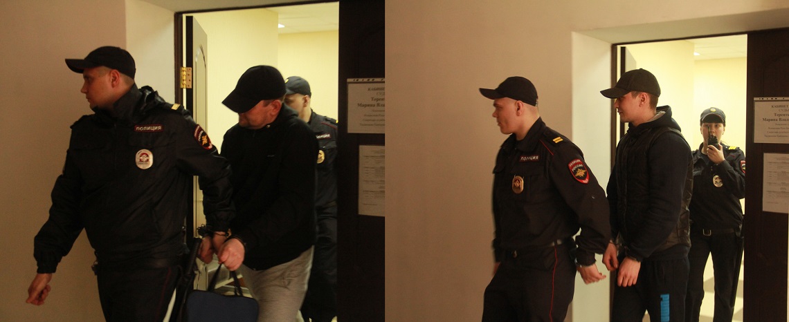 Подсудимых Раиля Шитова и Александра Питимирова уводит конвой после заседания