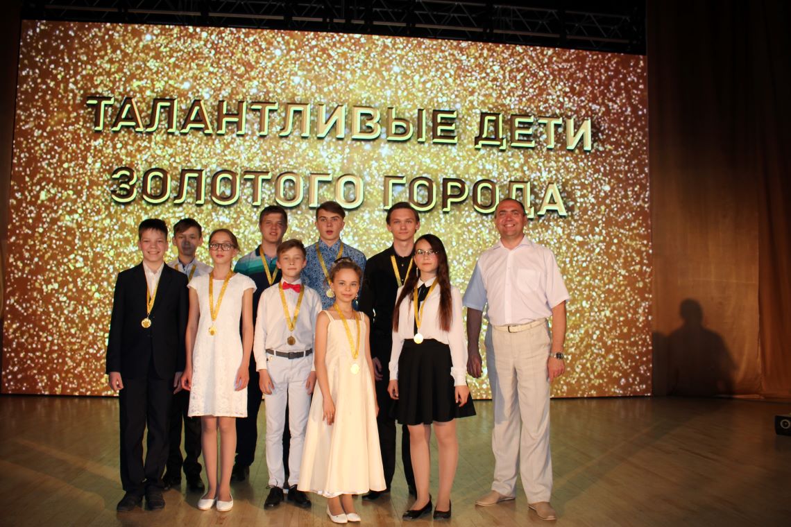 Руководитель ансамбля "Русичи" Юрий Луканин (крайний справа) инициировал награждение талантливых детей в области исполнительского искусства