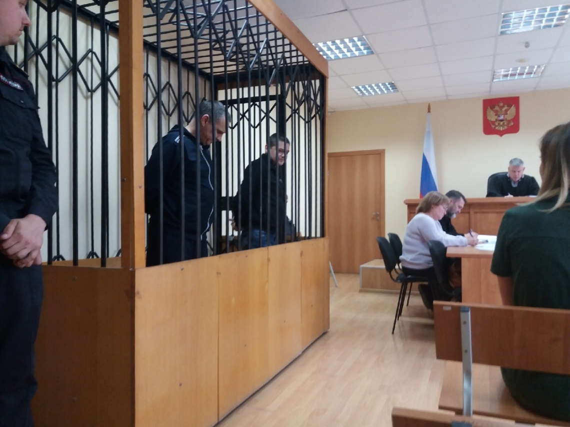 Слева в клетке охранник Андрей Янтемиров, справа его подельник Олег Казаков