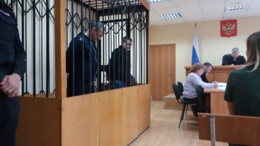 Слева в клетке охранник Андрей Янтемиров, справа его подельник Олег Казаков
