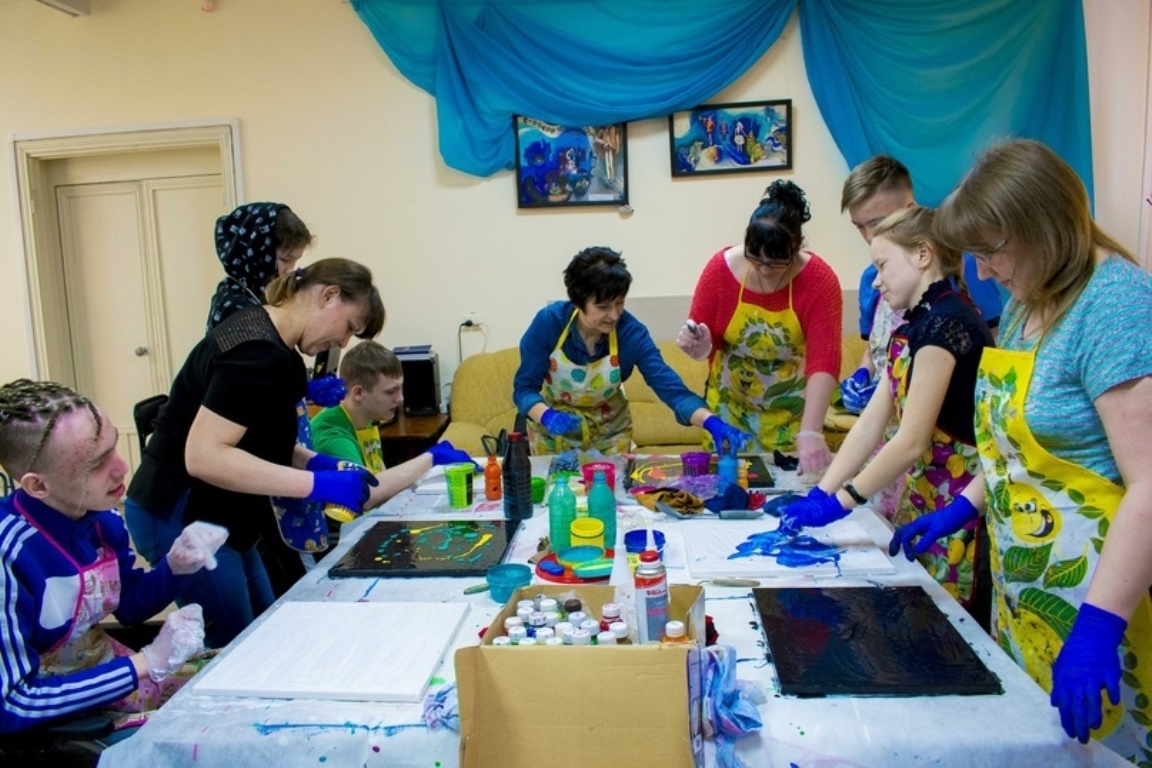 Анна Махмутова (в центре) и ее художники создают картины для будущей выставки Флюид арт