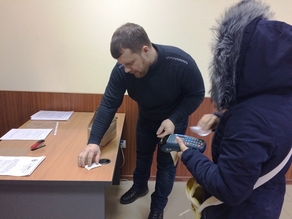 Председатель общественной организации «Комитет общественного контроля» Сергей Сиов проверяет информацию на чеке