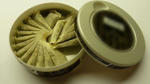 Снюс — вид табачного изделия. Представляет собой измельчённый увлажнённый табак, который помещают между верхней (реже — нижней) губой и десной