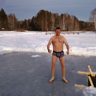 Михаил Лебедкин купается в ледяной воде не только 19 января