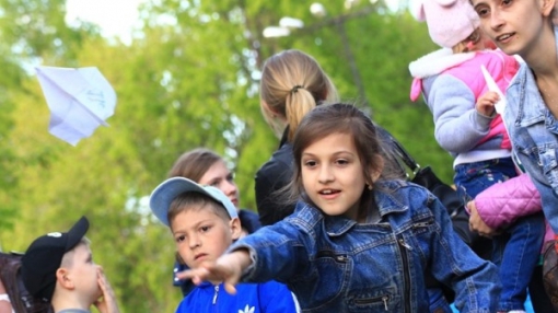 Улётно! Чемпионат бумажных самолётиков в Берёзовском объединил детей и взрослых (+ фото)