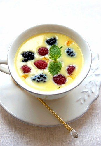 Десертный суп из белого шоколада и свежих ягод
