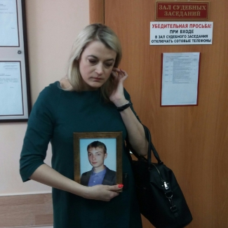 Елена Рудакова на каждое заседание приходила с портретом сына 