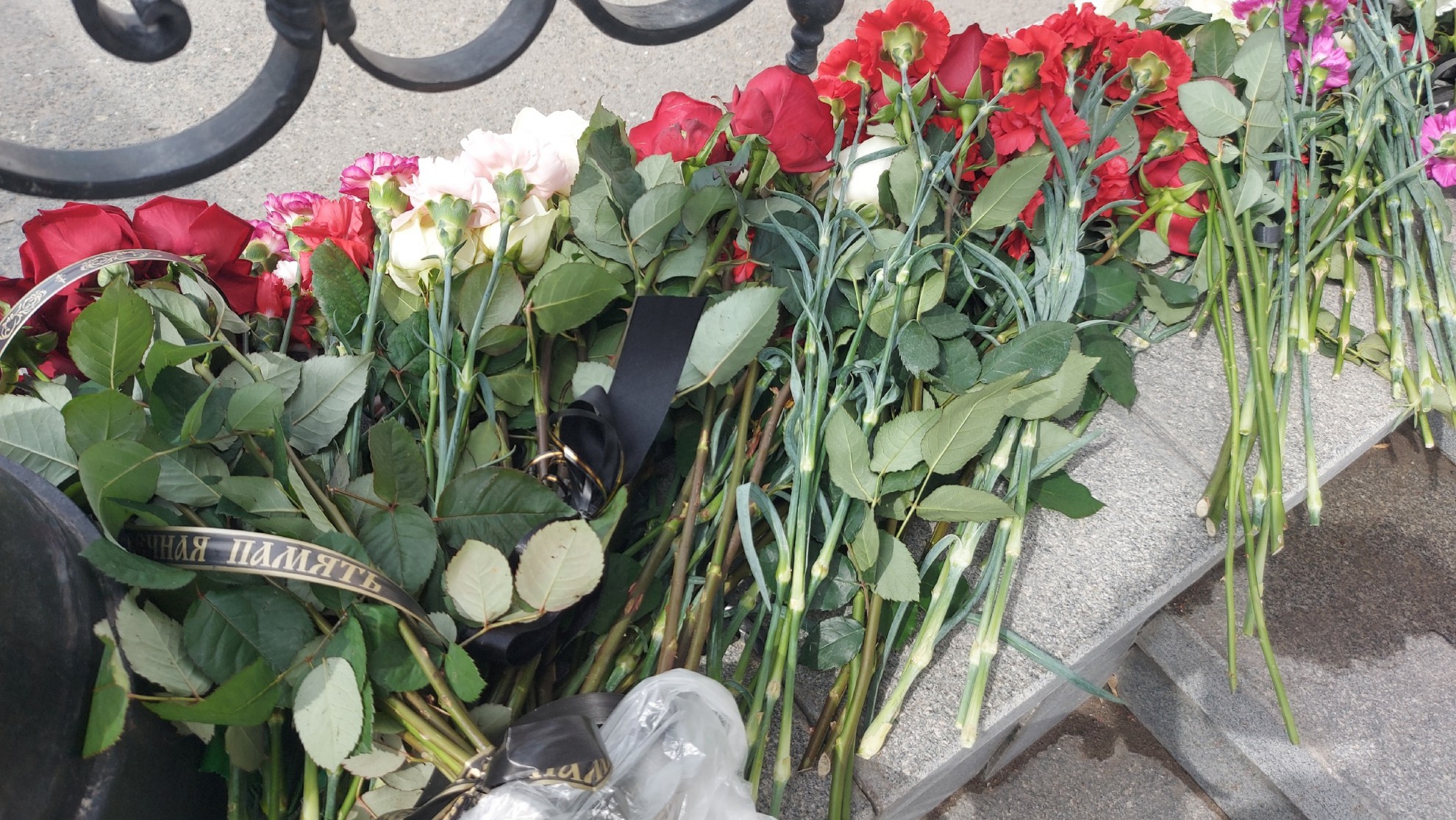 Многие принесли на прощальную церемонию цветы
