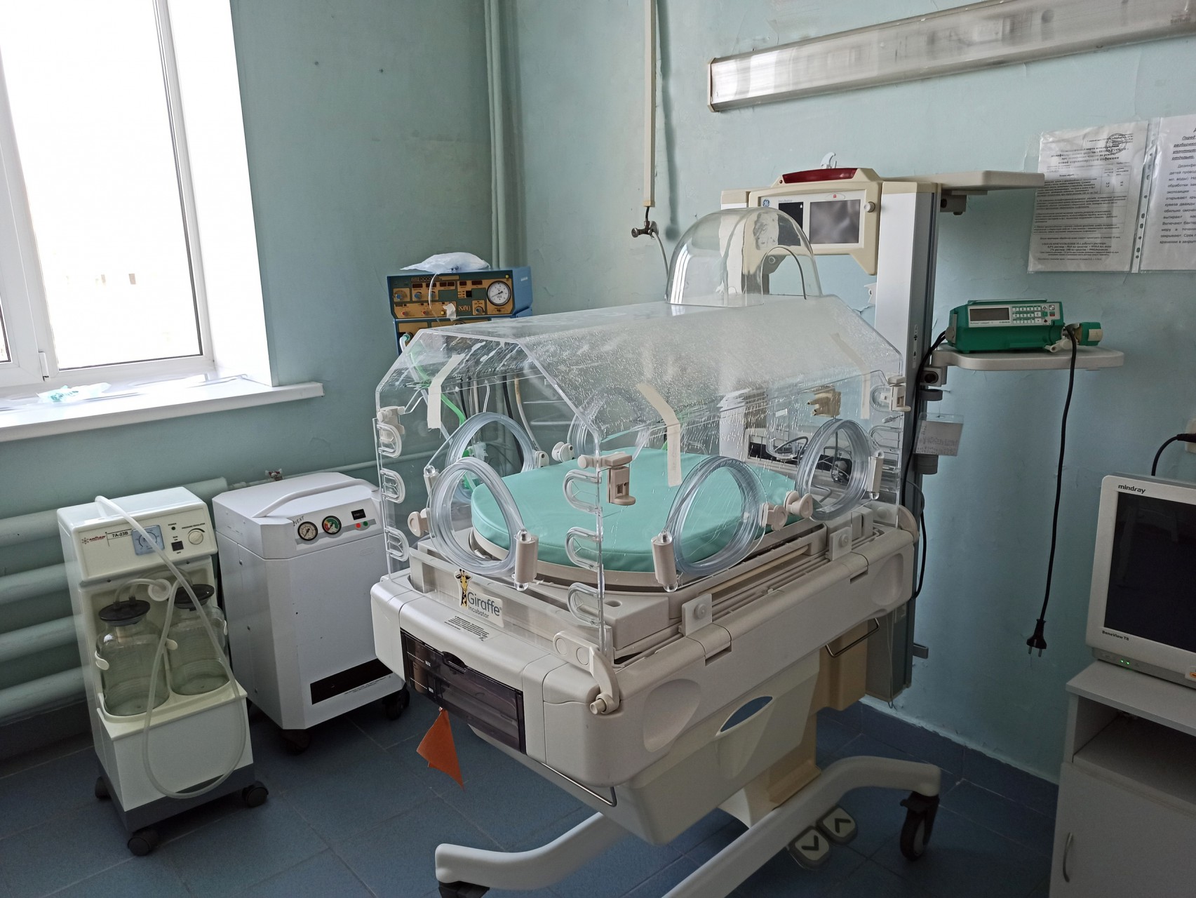 Кувез - приспособление с автоматической подачей кислорода и с поддержанием оптимальной температуры, в которое помещают недоношенного или заболевшего новорождённого