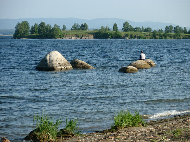 Рыбак на озере Иртяш.