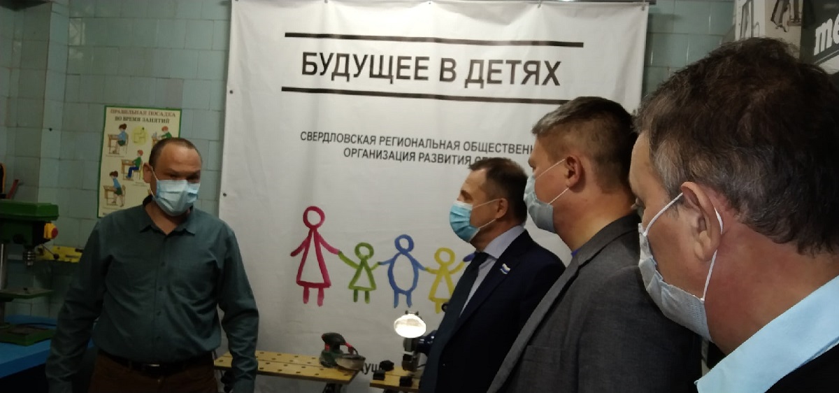Дмитрий Смирнов (слева) подробно познакомил гостей с проектами 