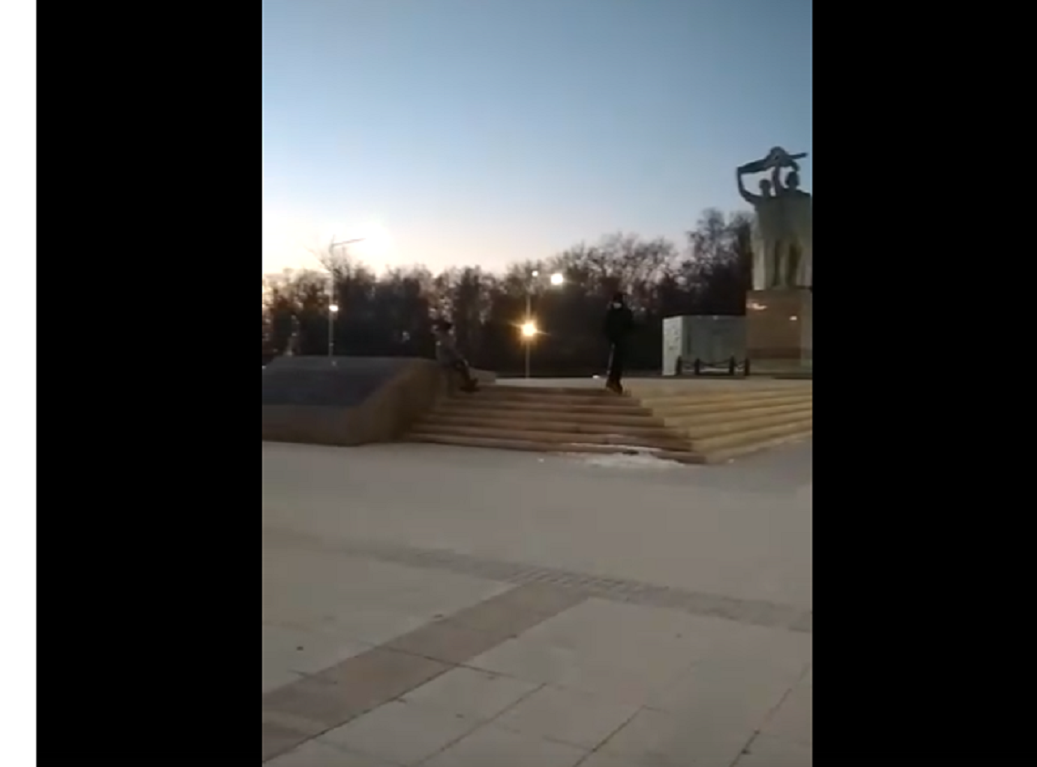 Принтскрин видео, на котором видно, что дети и подростки катаются на только что открывшемся мемориале
