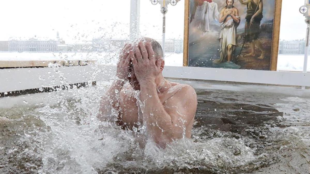 Январь купаться. Крещенские купания. Купание в проруби на крещение. Купаться на крещение. Крещение 19 января.