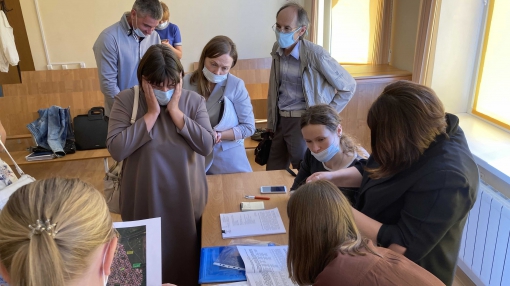 Во время перерыва участники процесса изучают градостроительные документы, предоставленные администрацией Берёзовского