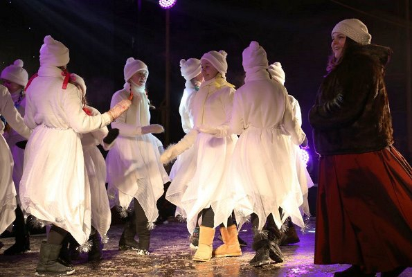 Ансамбль танца «Юность» и Елена Брусянина выступают с номером «Белая зима». 2018 год