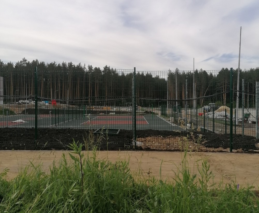 В группе ВК новой школы сообщили, что забор вокруг стройки уже начали разбирать: строительство на финишной прямой