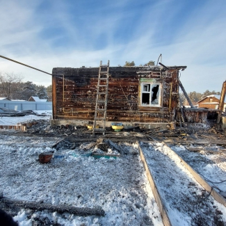 В переулке Ленинском сгорел дом на две семьи. Нужна помощь