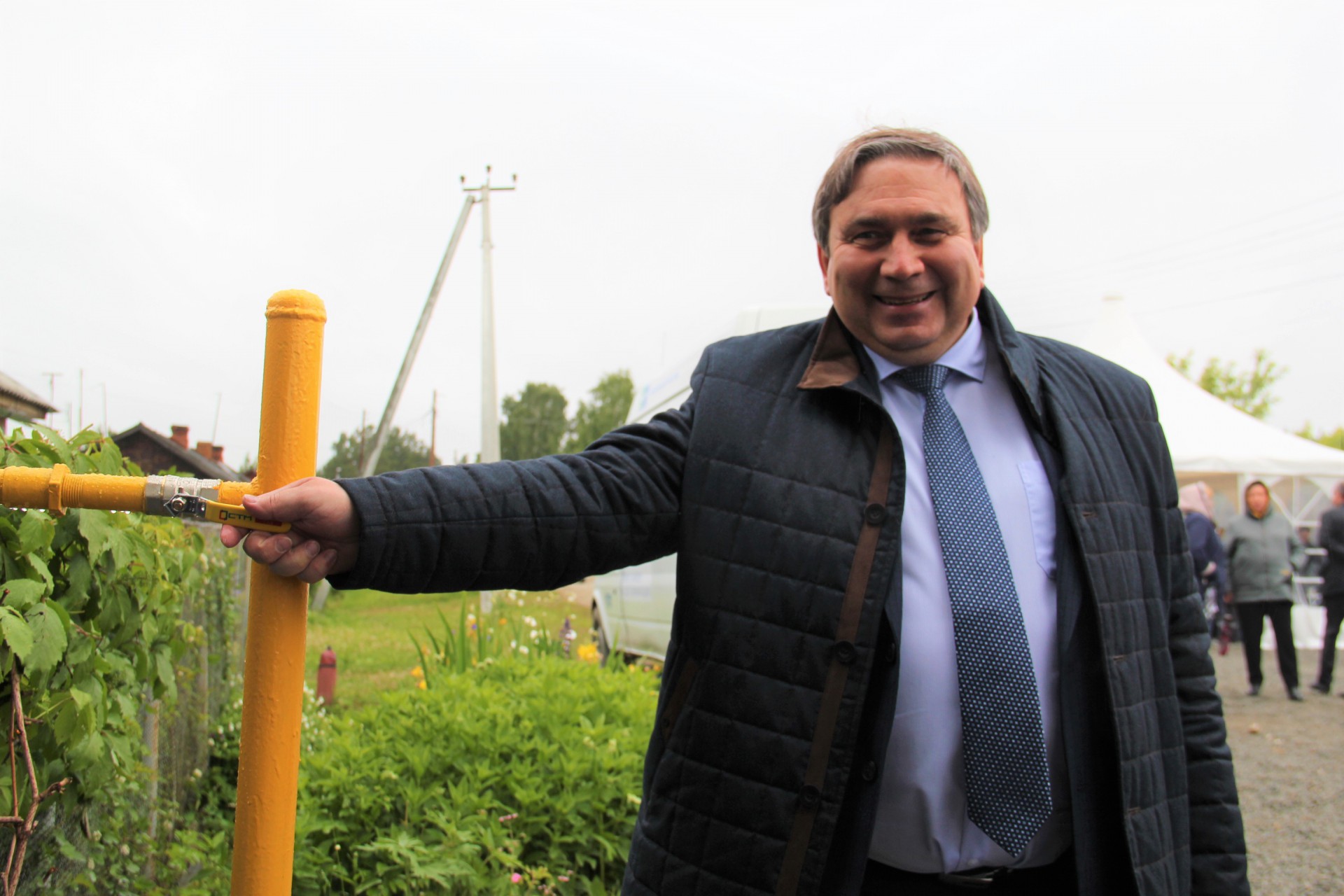 Министр энергетики и жилищно-коммунального хозяйства Николай Смирнов пускает газ в Ключевске в 2022 году