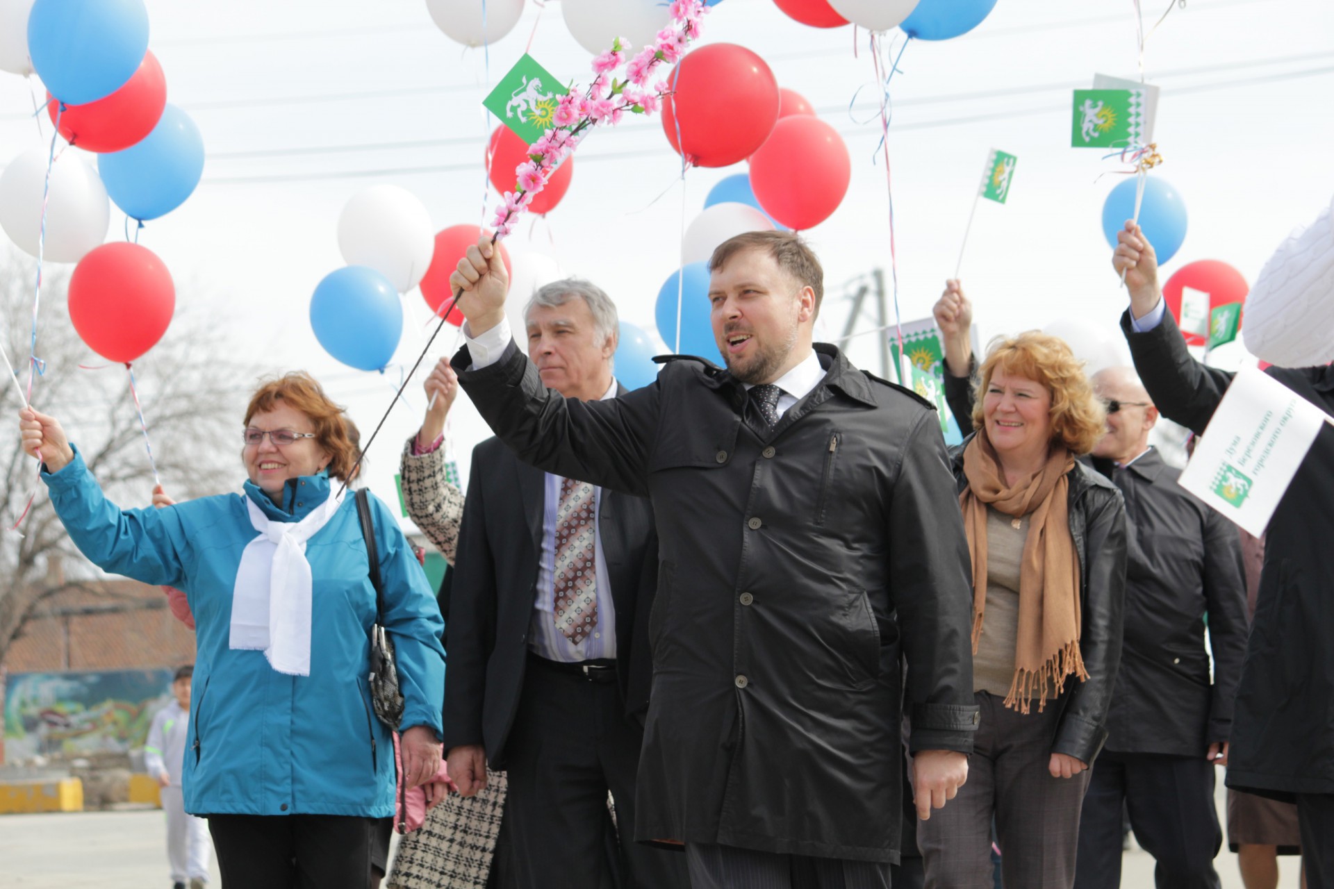 Первомайская демонстрация, колонну Думы возглавляет Евгений Говоруха, справа - Тамара Петровна