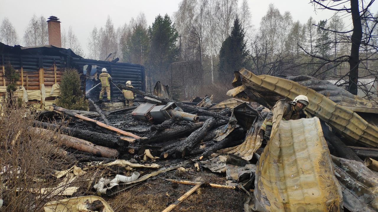 Сгоревший дом в Безречном. Фото Евгения Писцова