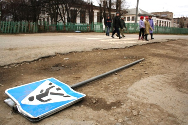 ДТП произошло у оживленного пешеходного перехода на ул. Лермонтова: рядом располагаются школа и детский сад.