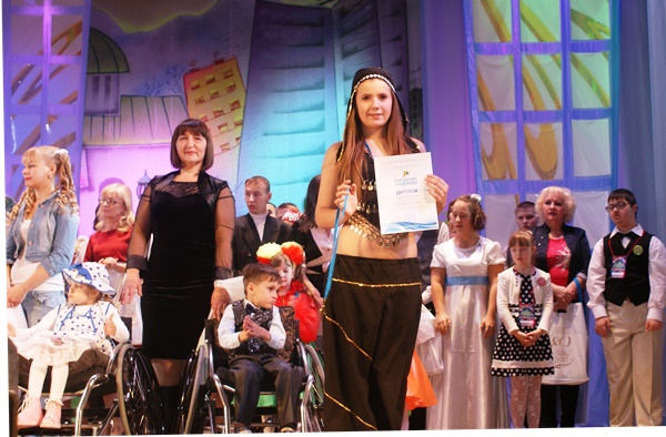 Екатерина Левченко заслужила лауреатское звание в номинации «Вокал» с сольным номером и в номинации «Оригинальный жанр» в составе трио