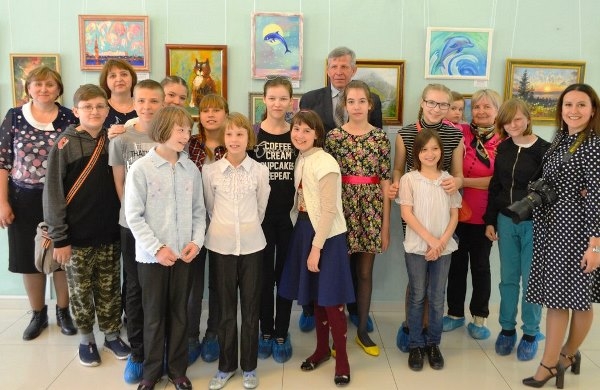 Анна Махмутова (крайняя слева), юные авторы картин и первые посетители новой выставки