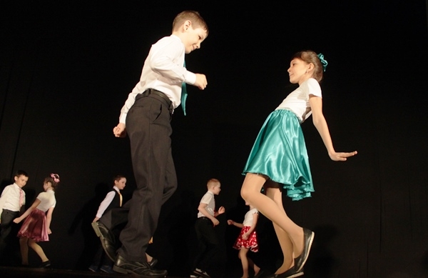 Танец «Коротышек в Солнечном городе» в исполнении ребят из школы № 10