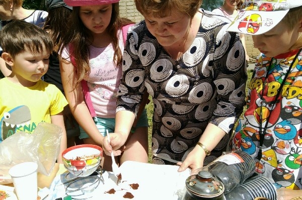 Ольга Запольских показывает ребятам мастер-класс по изготовлению шоколадных фигурок