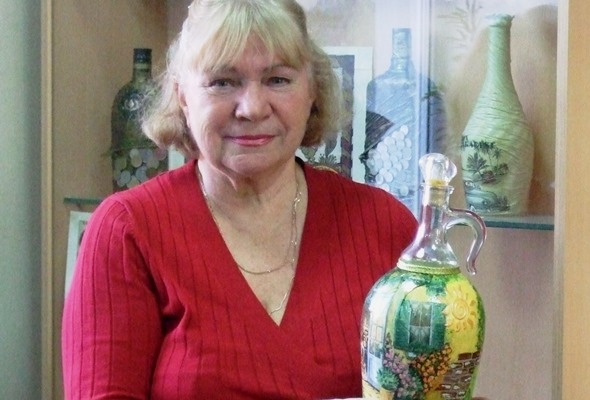 Людмила Крысанкова на выставке по декупажу с одним из своих экспонатов. Графин в стиле а-ля Прованс мастерица готовила три месяца