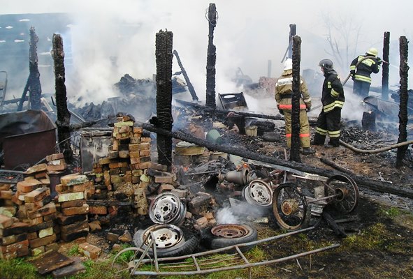 Вопрос с обустройством в Сарапулке пожарного депо до сих пор не решен, поэтому спасатели вынуждены мчаться на помощь в поселок из Берёзовского – почти за 20 километров
