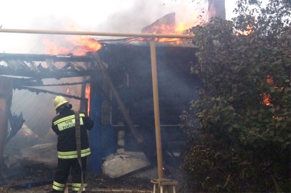 Объятый пламенем дом огнеборцам спасти не удалось. Соседнее жилище пострадало частично