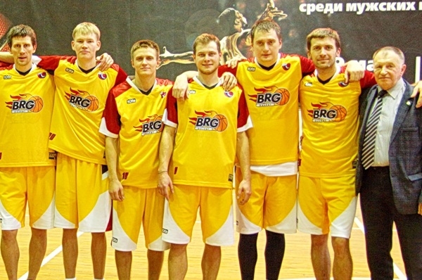 Игроки «BRG-basket» и директор спорткомплекса «Лидер», тренер Николай Бородайлюк